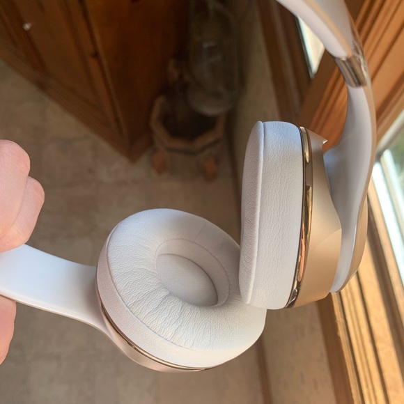 Flawless wireless on ear Beats! - Picture 2 of 4